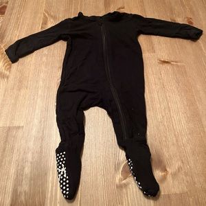 Black NB sized kickee pants zippered one piece. Great condition. Minor pilling.